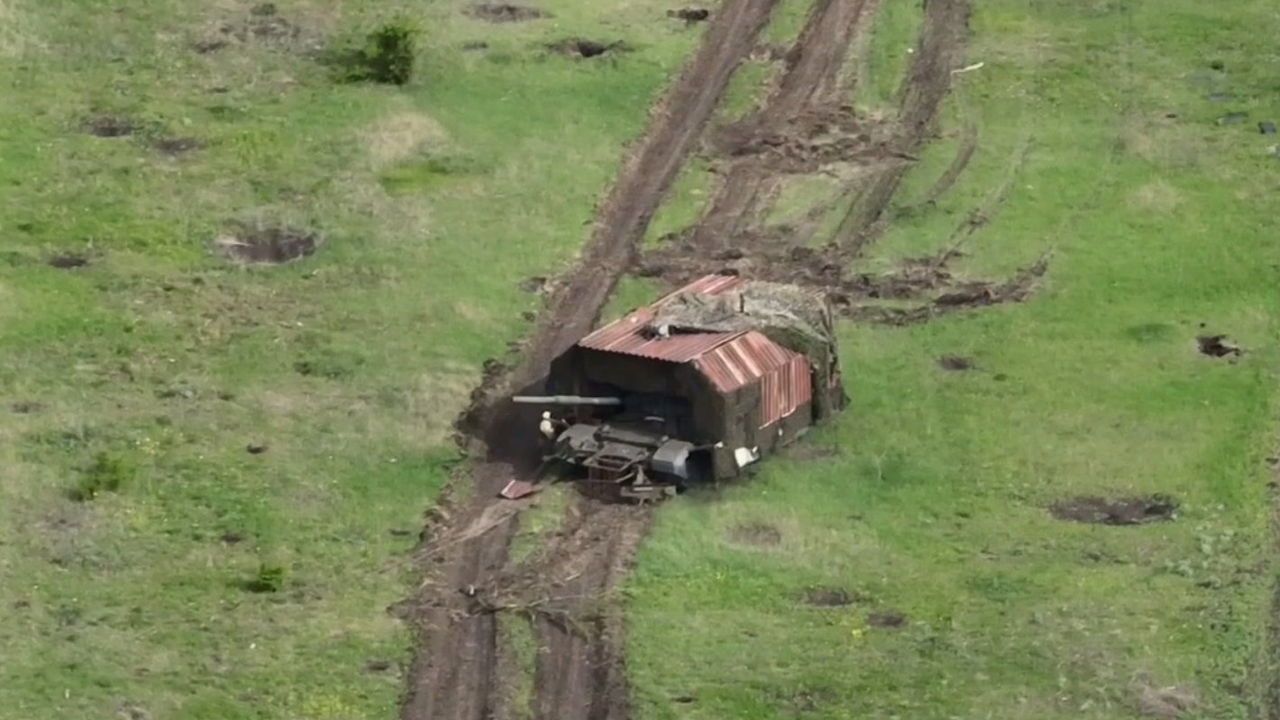 Russian T-72 tank with garage-style superstructure, Krasnohorivka, April 25, 2024