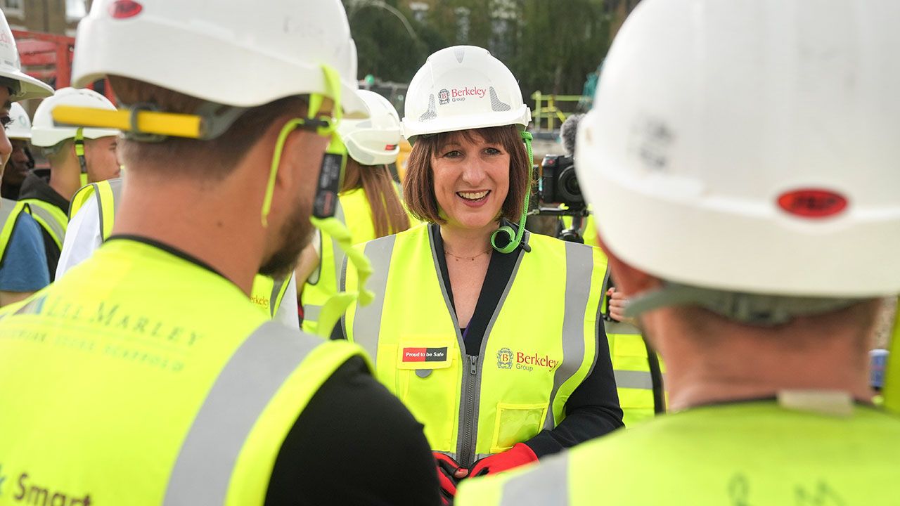 Chancellor Rachel Reeves speaking to apprentices on a building site. 