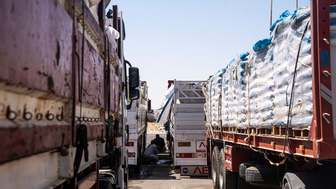 Aid trucks bound for Gaza wait In Al-Arish due  to the closed crossing