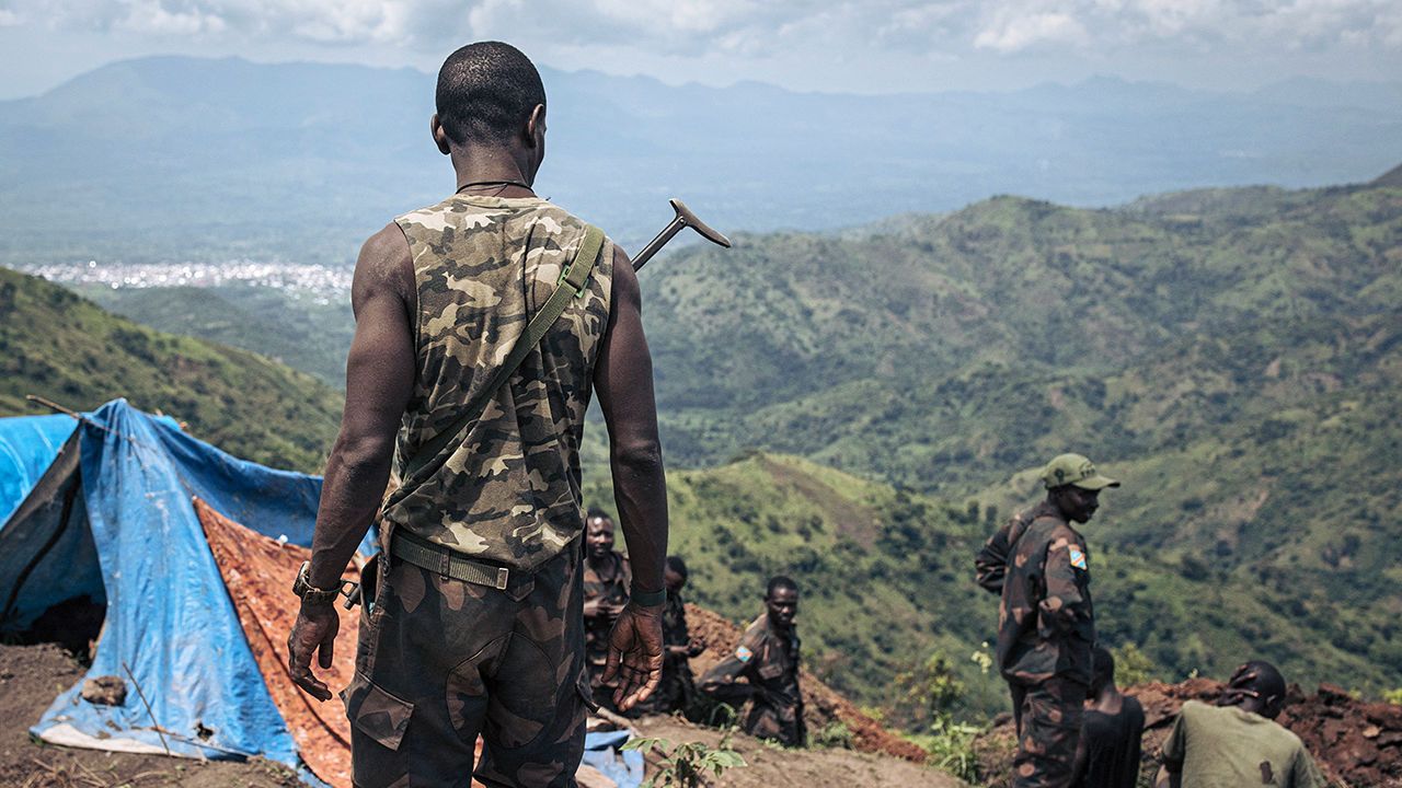 FARDC (Armed Forces of the DRC) soldiers dig trenches at a frontline military position above the town of Kibirizi, North Kivu,Democratic Republic of Congo